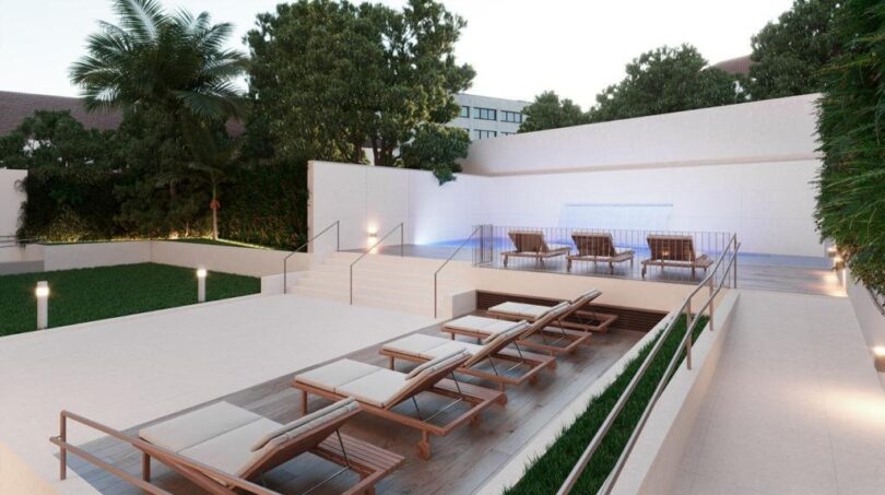 Luxuriöse Poolterrasse mit Sonnenliegen und beleuchtetem Außenbereich in einem exklusiven Apartment Palma de Mallorca