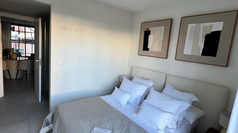 Elegantes Schlafzimmer mit Doppelbett, modernen Kunstwerken und Klimaanlage im Luxusapartment Palma