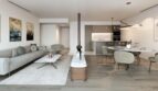Modernes Wohn-Esszimmer mit offener Küche, Kamin, hellem Parkett und eleganter Einrichtung in Palma de Mallorca