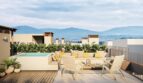Luxuriöse Dachterrasse mit Jacuzzi, Lounge-Möbeln und Bergpanorama in Palma de Mallorca.