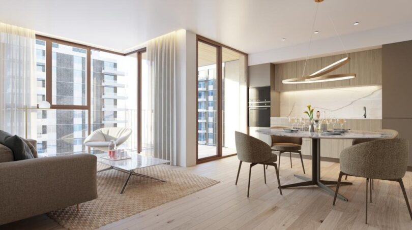 Helles Wohnzimmer mit Esstisch, offener Küche und großen Fenstern in luxuriösem Apartment, Palma de Mallorca