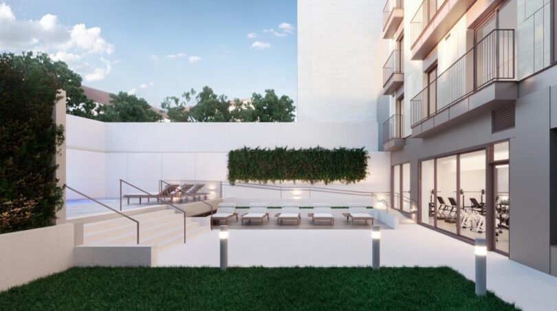 Moderner Außenbereich mit Pool, Liegestühlen, grüner Pflanzenwand und Fitnessraum eines Luxusapartments in Palma