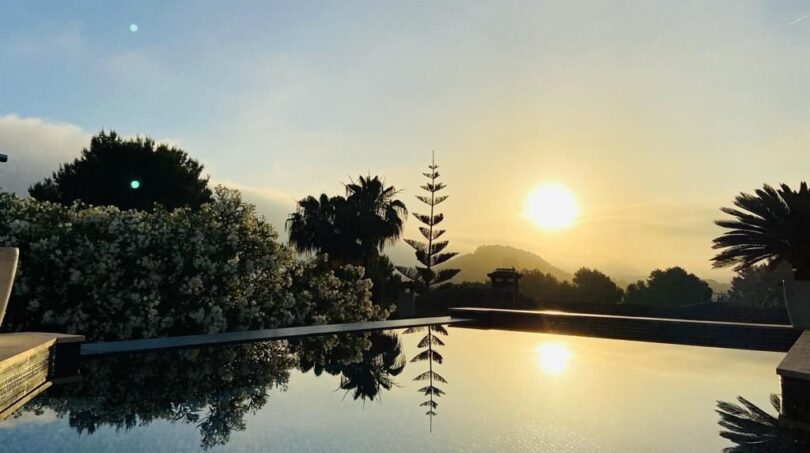 Piscina infinita con puesta de sol y palmeras, Villa Santa Ponça
