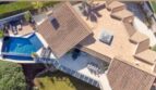 Vista aérea de una villa moderna en Santa Ponça con techo de terracota, piscina y amplia terraza.