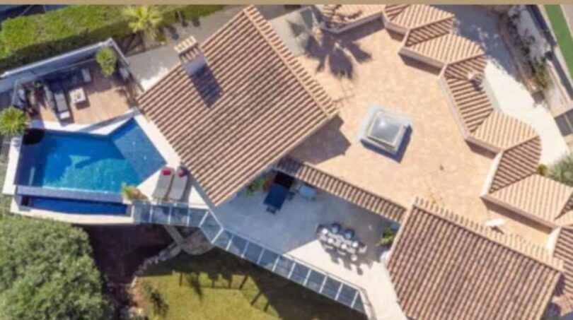 Vista aérea de una villa moderna en Santa Ponça con techo de terracota, piscina y amplia terraza.