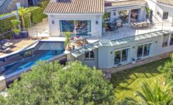 Vista aérea de villa moderna en Santa Ponça con piscina infinita, terraza de sol y jardín mediterráneo.