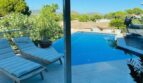 Moderna piscina con tumbonas y vistas panorámicas a las montañas en villa exclusiva, Santa Ponça