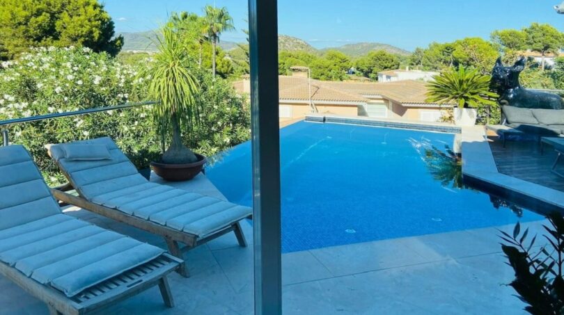 Moderna piscina con tumbonas y vistas panorámicas a las montañas en villa exclusiva, Santa Ponça