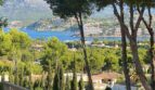 Vista panorámica de la bahía y las montañas de Santa Ponça, rodeadas de pinos y vegetación mediterránea.