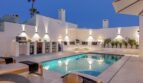 Beleuchteter Außenpool der Traumvilla in Sol de Mallorca bei Nacht mit Loungebereich und Outdoorküche