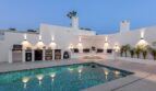 Beleuchteter Außenpool mit Loungebereich und Outdoorküche der Traumvilla in Sol de Mallorca bei Dämmerung