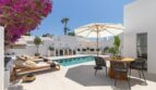 Sonnige Poolterrasse der Traumvilla in Sol de Mallorca mit Loungebereich, Außenküche und Bougainvillea