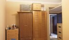 Schlafzimmer mit mehreren Holzschränken und Kommode, Durchgang zum Flur, Renovierungspotenzial in Palma