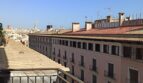 Dachterrasse mit Wäscheleine und Blick auf historische Altstadt von Palma de Mallorca bei blauem Himmel.