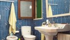 Badezimmer mit blauen Fliesen, Bidet, WC und Waschbecken, Renovierungspotenzial in Palma de Mallorca
