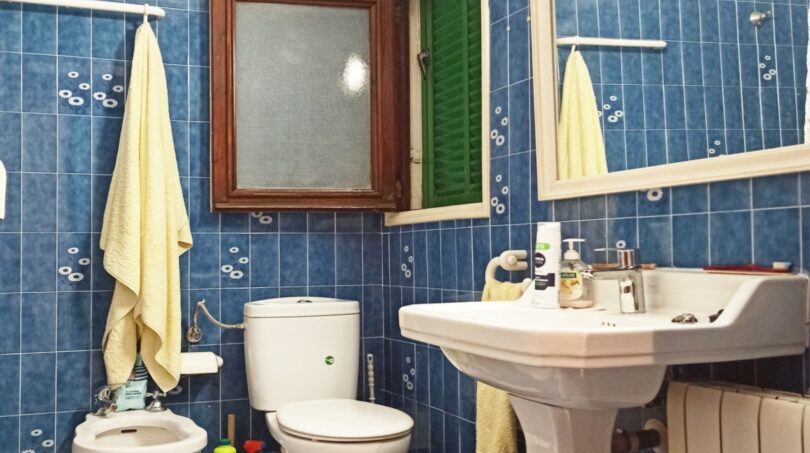 Badezimmer mit blauen Fliesen, Bidet, WC und Waschbecken, Renovierungspotenzial in Palma de Mallorca