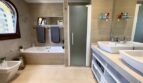 Modernes Badezimmer mit Doppelwaschbecken, Badewanne, Dusche und Bidet im Einfamilienhaus Llucmajor