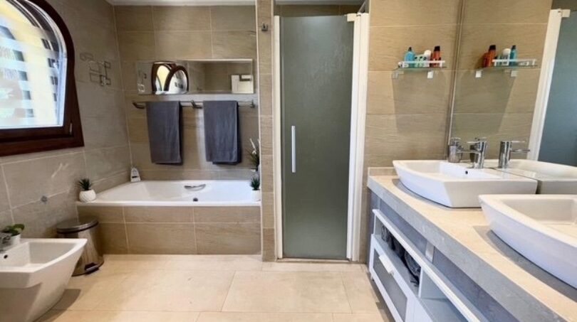 Modernes Badezimmer mit Doppelwaschbecken, Badewanne, Dusche und Bidet im Einfamilienhaus Llucmajor
