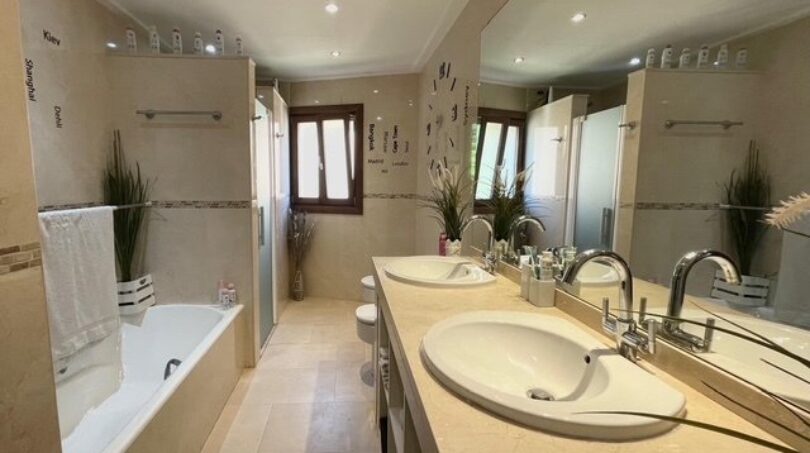 Elegantes Badezimmer mit Doppelwaschbecken, Badewanne und Dusche im Einfamilienhaus Llucmajor.