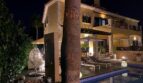 Luxusvilla in Llucmajor bei Nacht mit beleuchtetem Pool, Sonnenterrasse und elegantem Außenbereich.