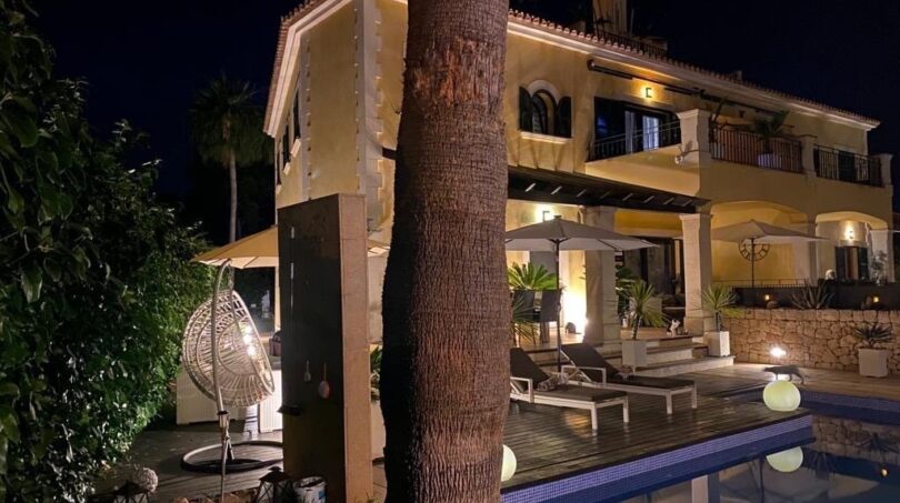 Luxusvilla in Llucmajor bei Nacht mit beleuchtetem Pool, Sonnenterrasse und elegantem Außenbereich.