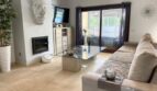 Helles Wohnzimmer mit Glascouchtisch, Kamin, Sofa und Zugang zur Terrasse im Einfamilienhaus Llucmajor