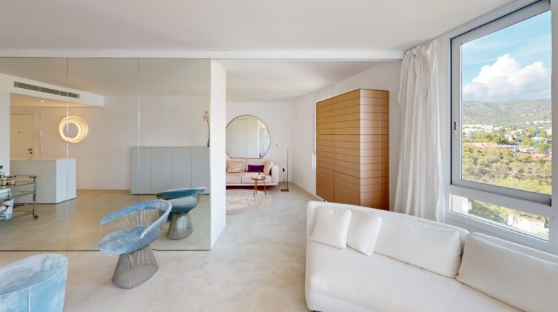 Helles Wohnzimmer der Luxuswohnung in Illetas mit weißem Sofa, Panoramafenster und Meerblick-Aussicht