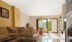 Helles Wohnzimmer mit Marmorböden, Ecksofa und Essbereich mit Gartenausblick im Reihenhaus Llucmajor