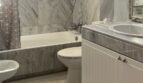 Badezimmer mit Marmorfliesen, Badewanne, WC, Bidet und Waschtisch im Reihenhaus Llucmajor