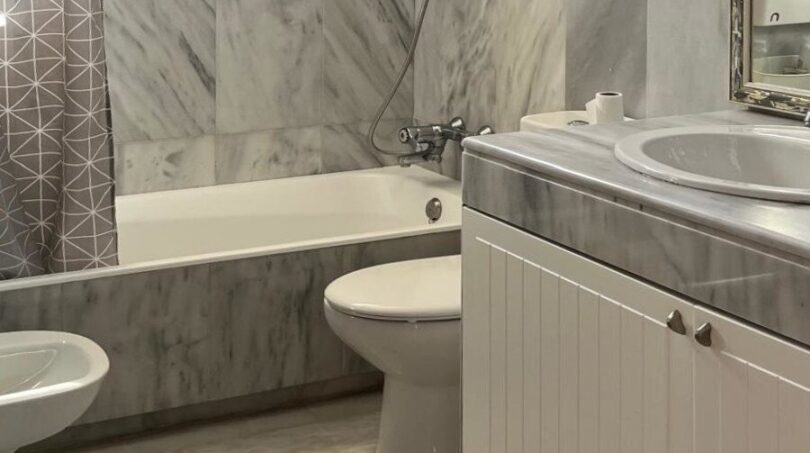 Badezimmer mit Marmorfliesen, Badewanne, WC, Bidet und Waschtisch im Reihenhaus Llucmajor