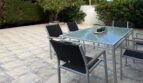 Gepflegte Terrasse mit Gartenmöbeln und üppigem Grün beim Reihenhaus in Llucmajor