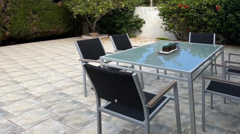 Gepflegte Terrasse mit Gartenmöbeln und üppigem Grün beim Reihenhaus in Llucmajor