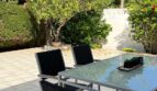 Überdachte Terrasse mit modernem Gartenmöbelset und gepflegtem Garten, Reihenhaus Llucmajor