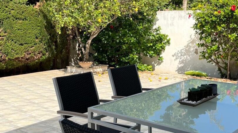 Überdachte Terrasse mit modernem Gartenmöbelset und gepflegtem Garten, Reihenhaus Llucmajor