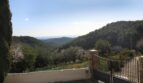Einfahrt mit Eisentor, Blick auf bewaldete Berge und Meer, Finca Esporles