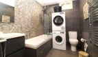 Modernes Badezimmer mit Badewanne, Dusche, WC und Waschmaschine in Bergimmobilie Esporles