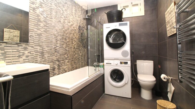 Modernes Badezimmer mit Badewanne, Dusche, WC und Waschmaschine in Bergimmobilie Esporles