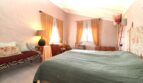 Geräumiges Schlafzimmer mit Doppelbett, Dachschräge und warmen Vorhängen im Berghaus Esporles