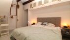 Gemütliches Schlafzimmer mit Doppelbett, Einbauschränken und Holzbalken in Bergjuwel Esporles