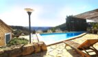 Außenpool mit Sonnenliegen, Natursteintetrasse und Panoramablick auf die Berge von Esporles, Mallorca.