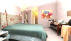 Geräumiges Schlafzimmer mit Doppelbett, Blumentapete und Gemälde in Bergjuwel Esporles