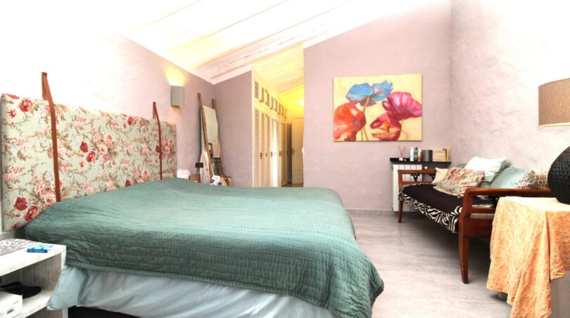 Geräumiges Schlafzimmer mit Doppelbett, Blumentapete und Gemälde in Bergjuwel Esporles