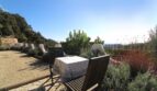 Terrasse mit Holztisch und Stühlen, Lavendelgarten und Bergpanorama der Finca in Esporles
