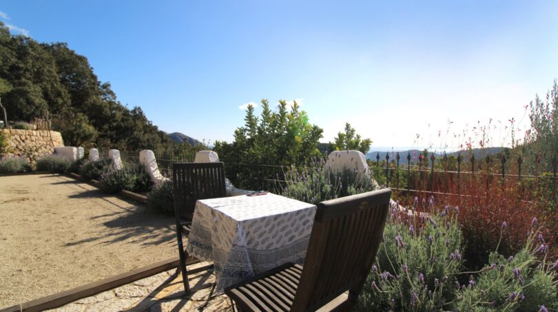 Terrasse mit Holztisch und Stühlen, Lavendelgarten und Bergpanorama der Finca in Esporles