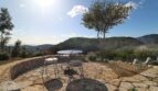 Steinerne Terrasse mit schmiedeeisernen Möbeln, Panoramablick auf Berglandschaft bei Esporles, Mallorca