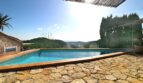Infinity-Pool mit Natursteintetrasse und Panoramablick auf die Berge von Esporles, Mallorca