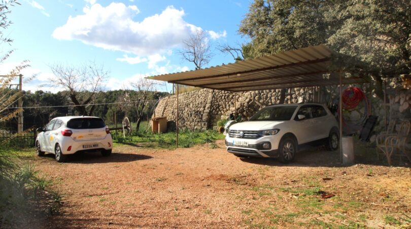 Carport mit zwei Stellplätzen und Natursteinmauer auf Bergimmobilie in Esporles, Mallorca