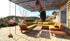Überdachte Terrasse mit gelbem L-Sofa und Natursteinboden, Bergjuwel in Esporles