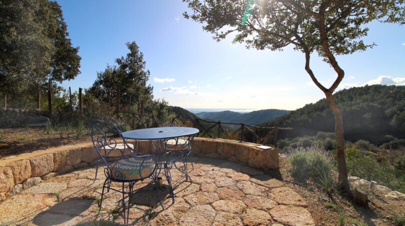 Steinteasse mit schmiedeeisernen Gartenmöbeln und Panoramablick auf Berge und Meer in Esporles