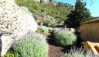 Gartenweg mit Lavendelbeeten, Natursteinmauer und Bergkulisse in Esporles